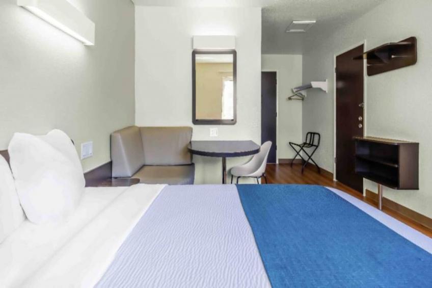 1 Queen Bed  Non-Smoking Micfridge - foto 6