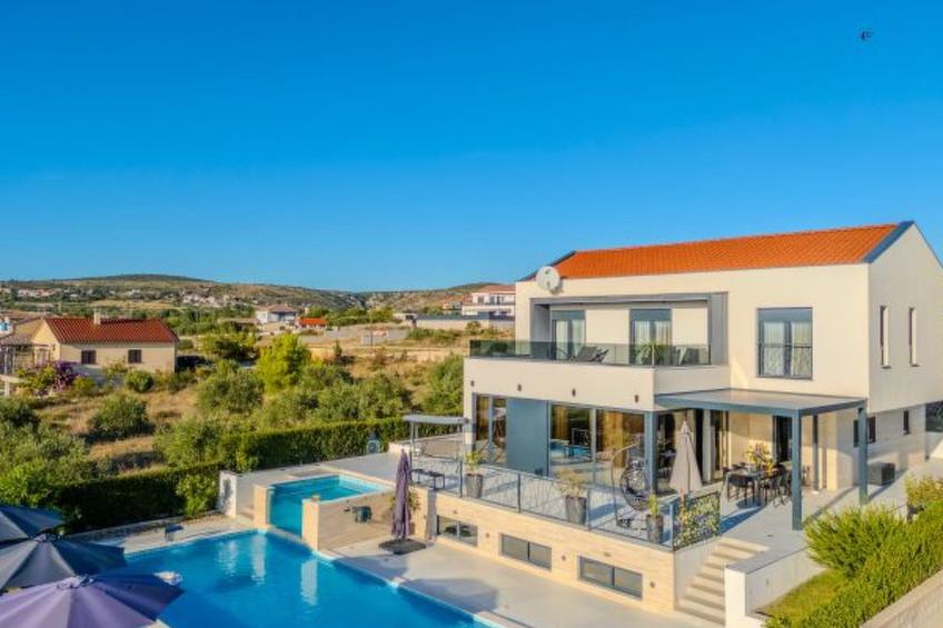 Beautiful villa Lara in Vrana with pool