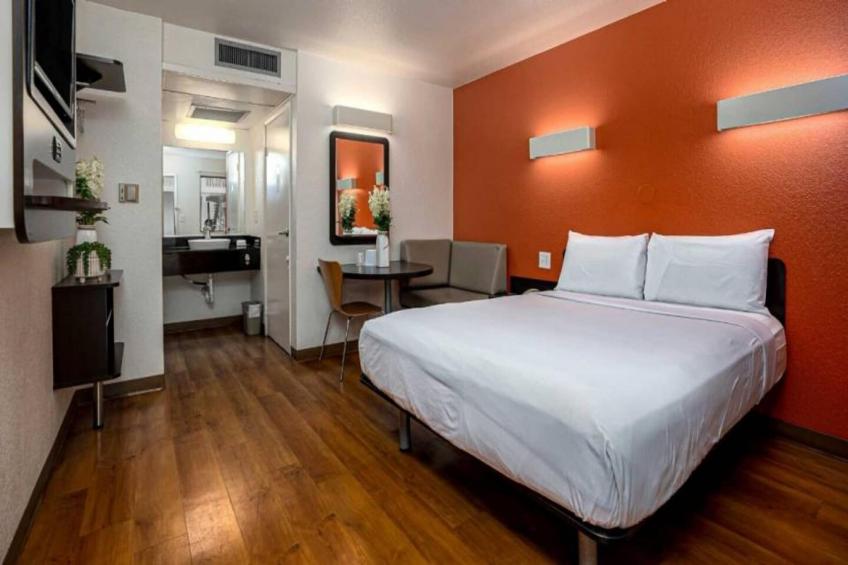 1 Queen Bed  Premium Mini Fridge - foto 10
