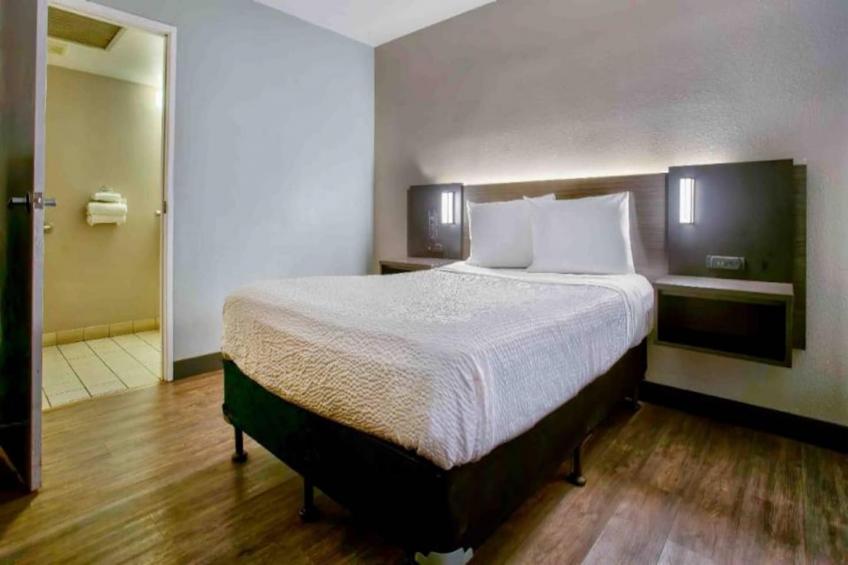 1 Full Bed  ADA/Tub - foto 7