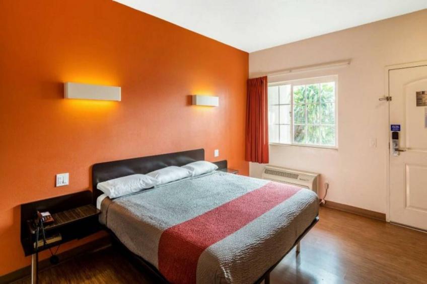 1 King Bed  Smoking Micfridge - foto 7