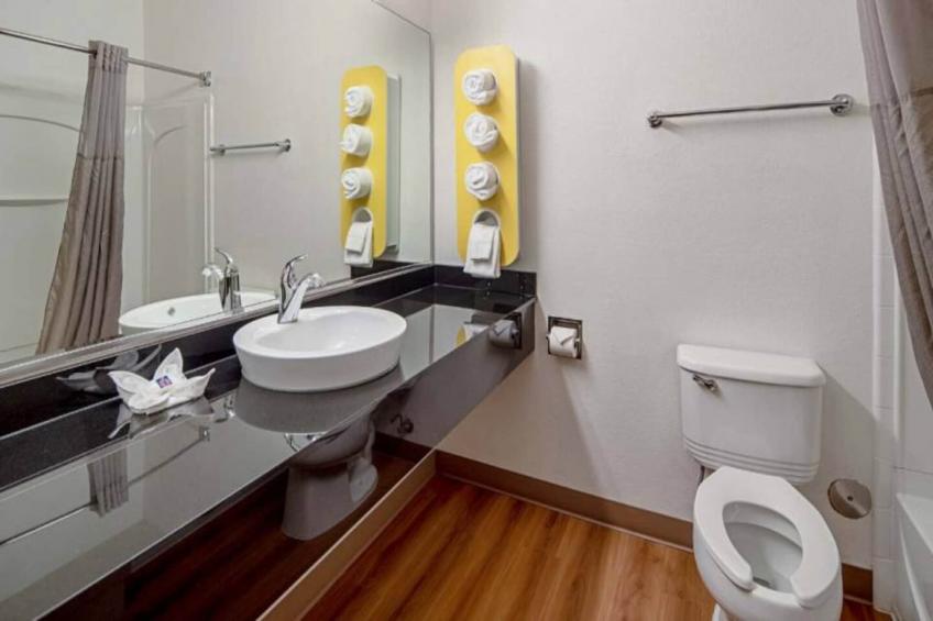 1 King Bed  Mobility Accessible RI Shower Nsmk - foto 9