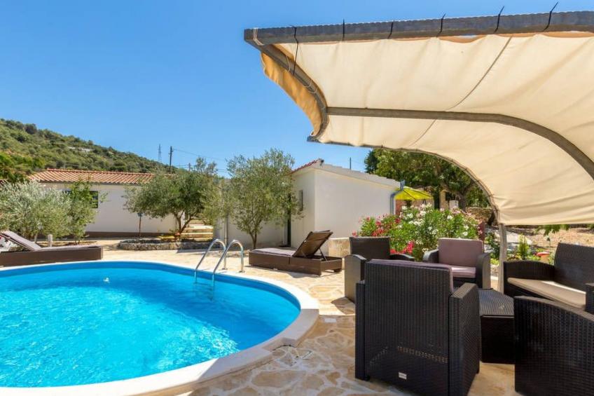 Hütte mit Garten, Grill und Terrasse