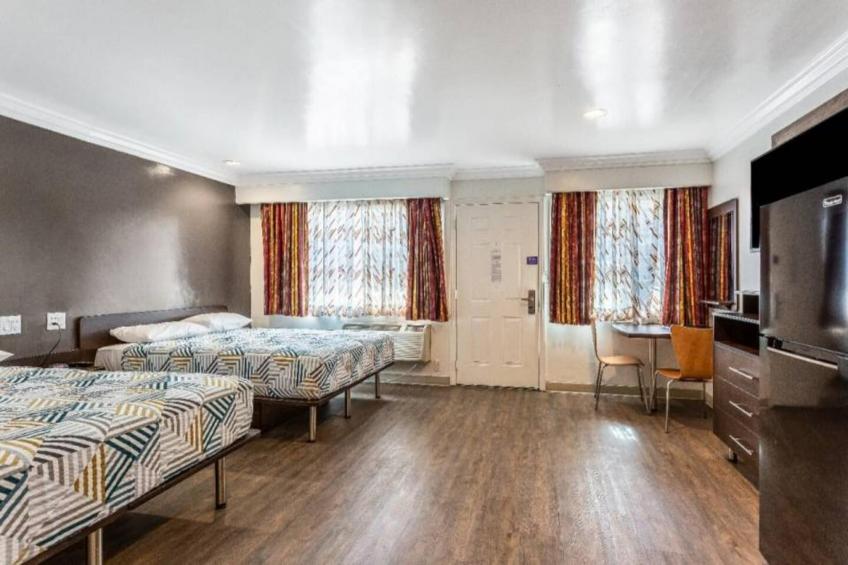 2 Queen Beds  Non-Smoking Kitchen - foto 22