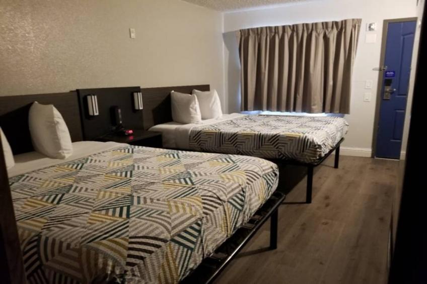 1 Queen Bed  Micfridge - foto 35