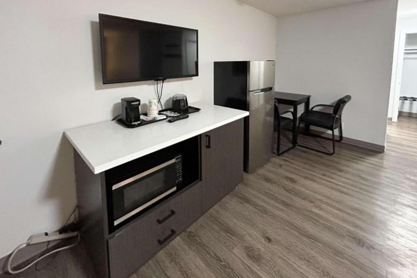 1 Queen Bed  Suite Non-Smoking Micfridge - foto 9