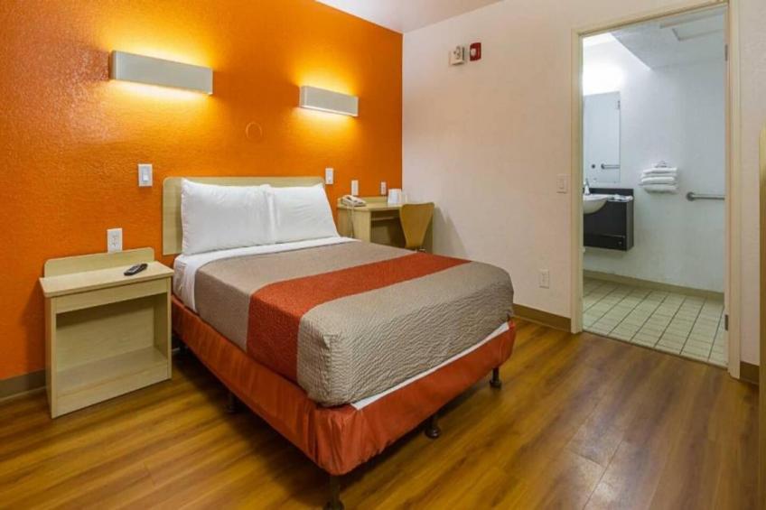 1 Queen Bed  Mini Fridge - foto 7