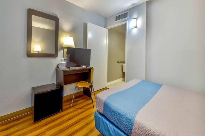 1 QUEEN BED  MICFRIDGE - foto 4