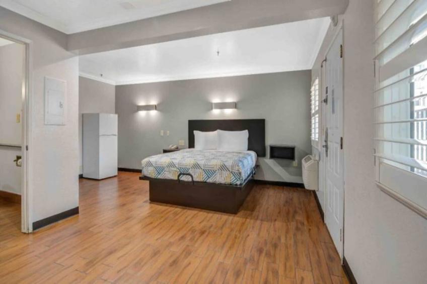 1 King Bed  Non-Smoking Kitchen - foto 12