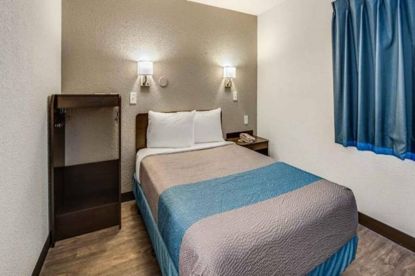 1 King Bed  Mob Access Tub Nsmk Minifridg - foto 10