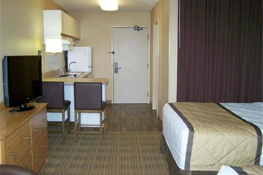1 Queen Bed  ADA\/RI Shower\/Non-Smoking\/Kitchen - foto 12