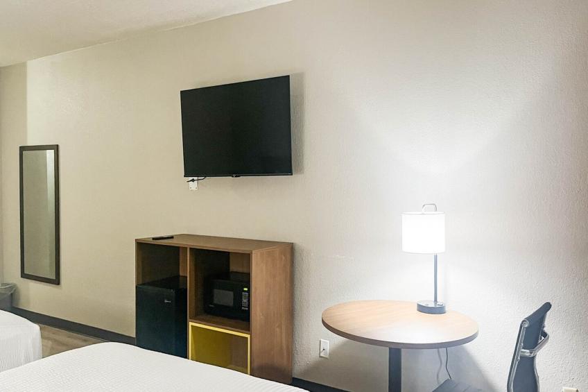 1 King Bed | Non-Smoking, Micfridge - foto 17