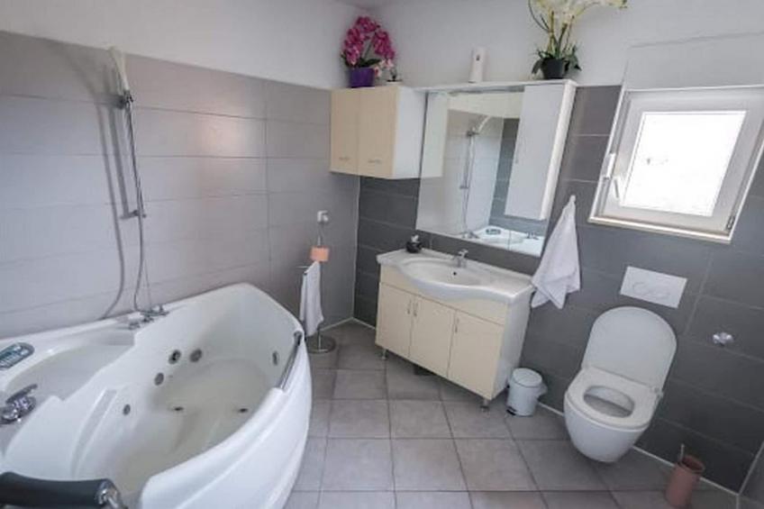 Exclusive Elegant Villa with Pool in Kastel Novi - Seven Bedroom Villa with Pool - foto 18