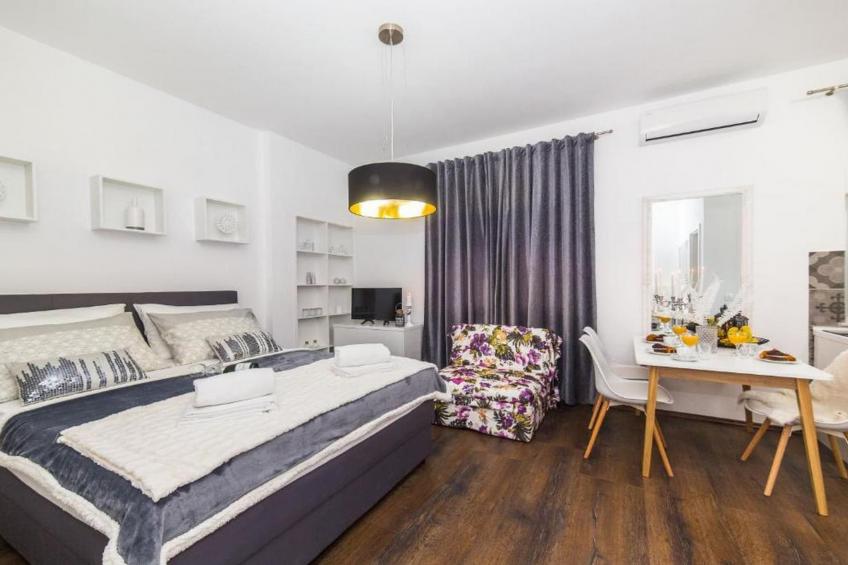 Charming Villa with Outdoor Pool, BBQ, and Sun Deck in Tranquil Kaštela Area - Five bedroom Villa - foto 15