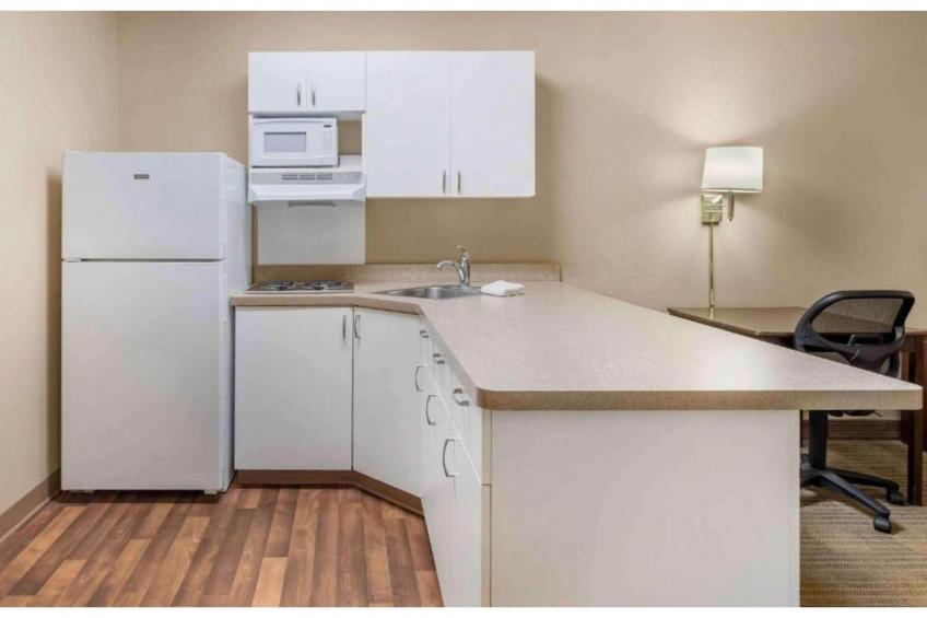 1 Queen Bed  Non-Smoking Kitchen - foto 5
