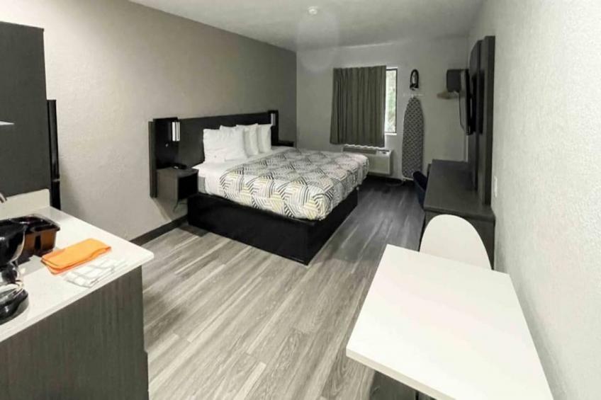 1 King Bed  Smoking Micfridge - foto 25