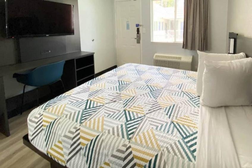 1 Queen Bed  Mini Fridge - foto 7
