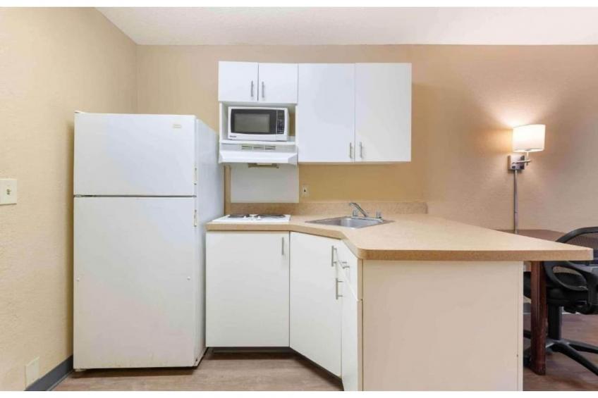 1 King Bed | Non-Smoking, Kitchen, Shower - foto 14