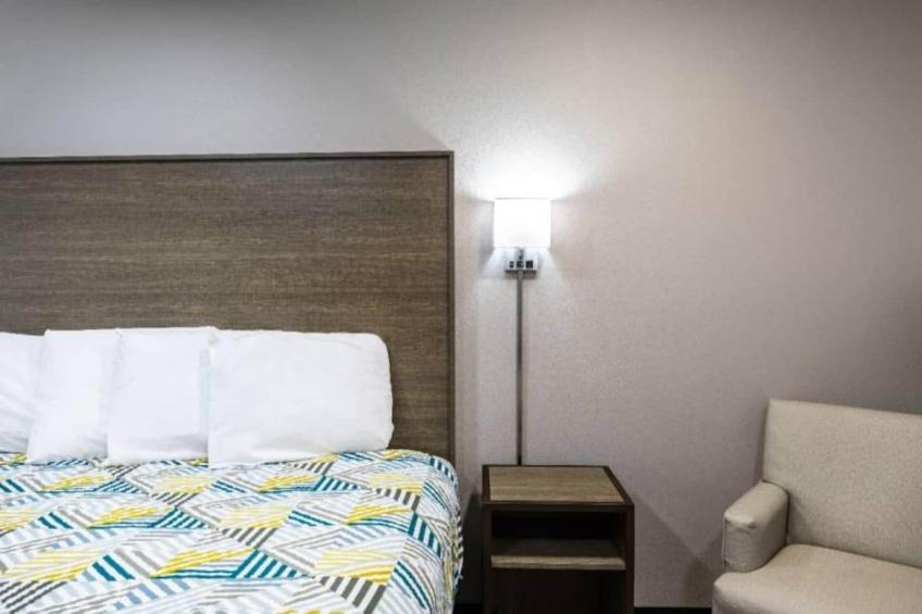 1 Queen Bed  Smoking Kitchen - foto 19