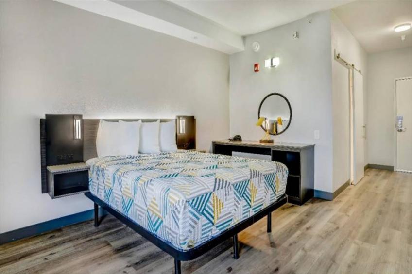 1 Queen Bed  Mobility Accessible Tub Nsmk - foto 13