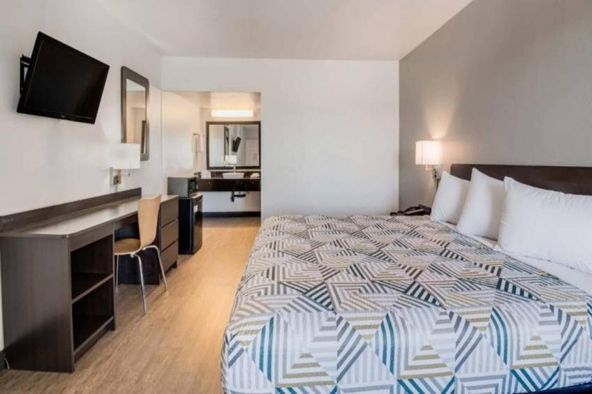 1 King Bed  Non-Smoking Mini Fridge - foto 9