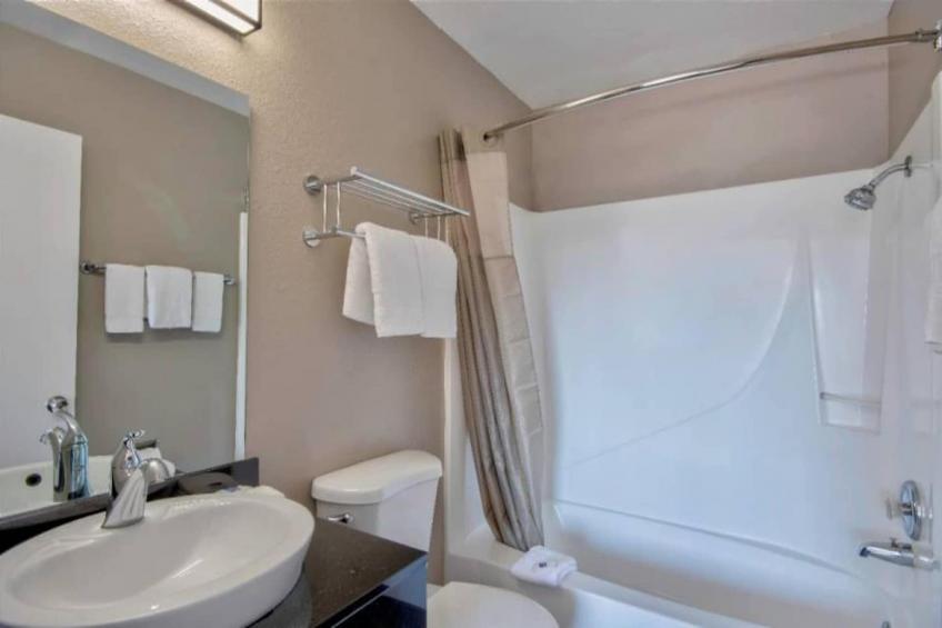 1 Full Bed  ADA/RI Shower - foto 13