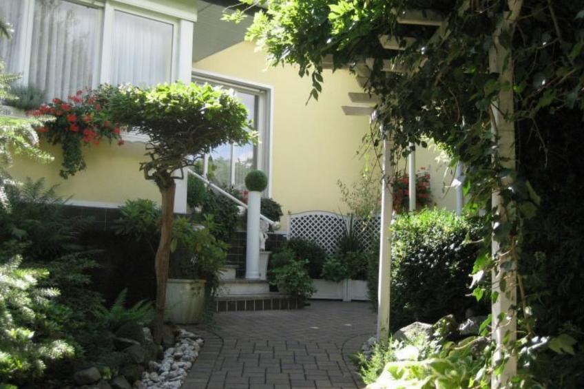 Große Ferienwohnung mit Balkon und Garten