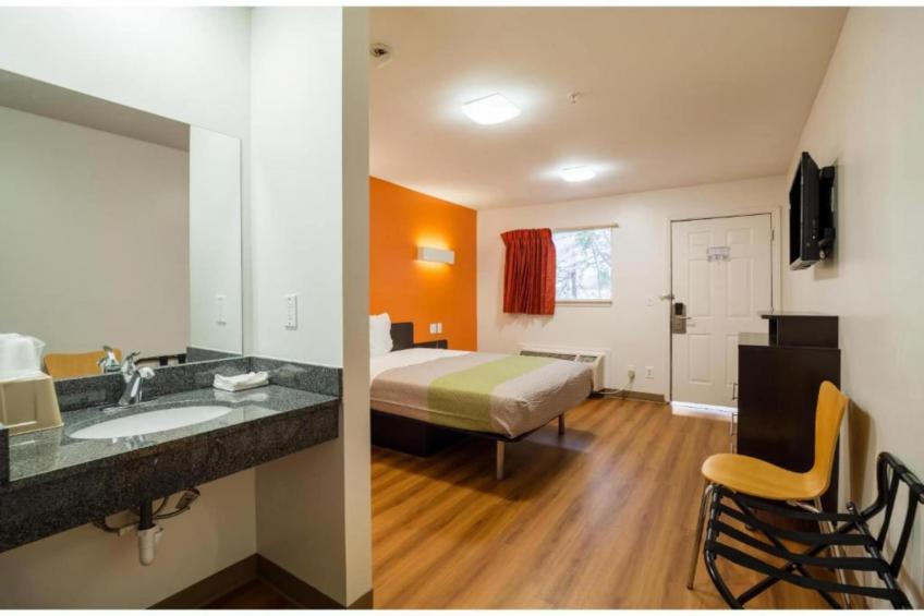 1 Queen Bed  Non-Smoking Kitchen - foto 7
