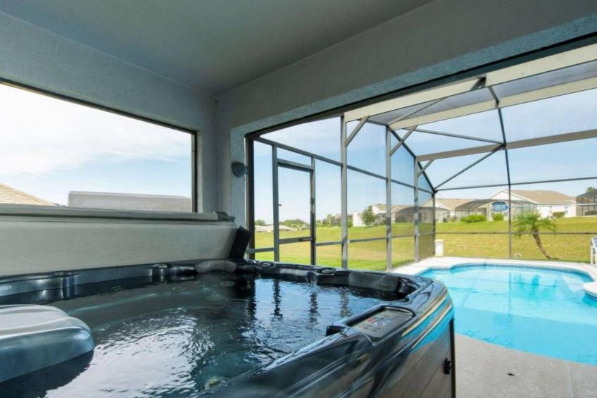 Sonniger Privatpool mit freistehendem Whirlpool und Filmraum - foto 2