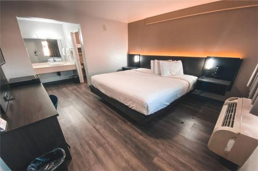 1 King Bed  Non-Smoking Kitchen - foto 20
