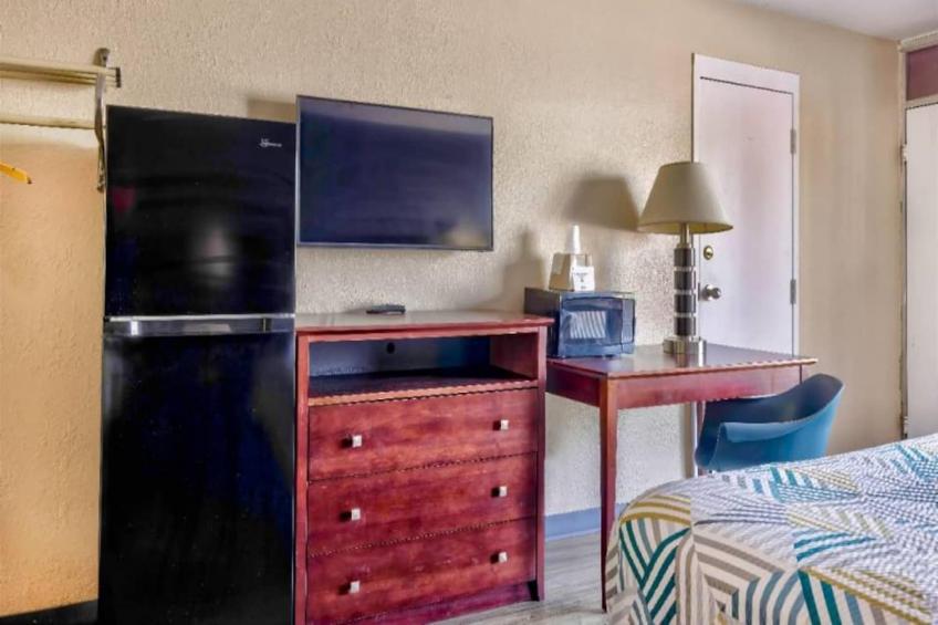 1 Queen Bed  Non-Smoking Micfridge - foto 6