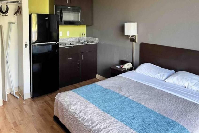 1 Queen Bed  Non-Smoking Kitchen - foto 12