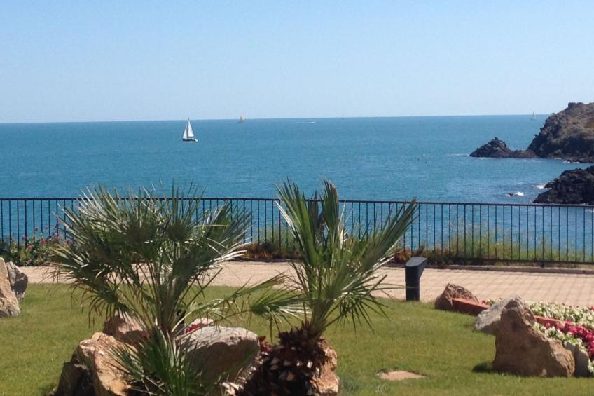 mit Blick auf das Wasser