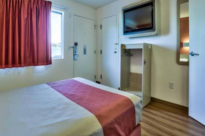 1 Queen Bed  Micfridge