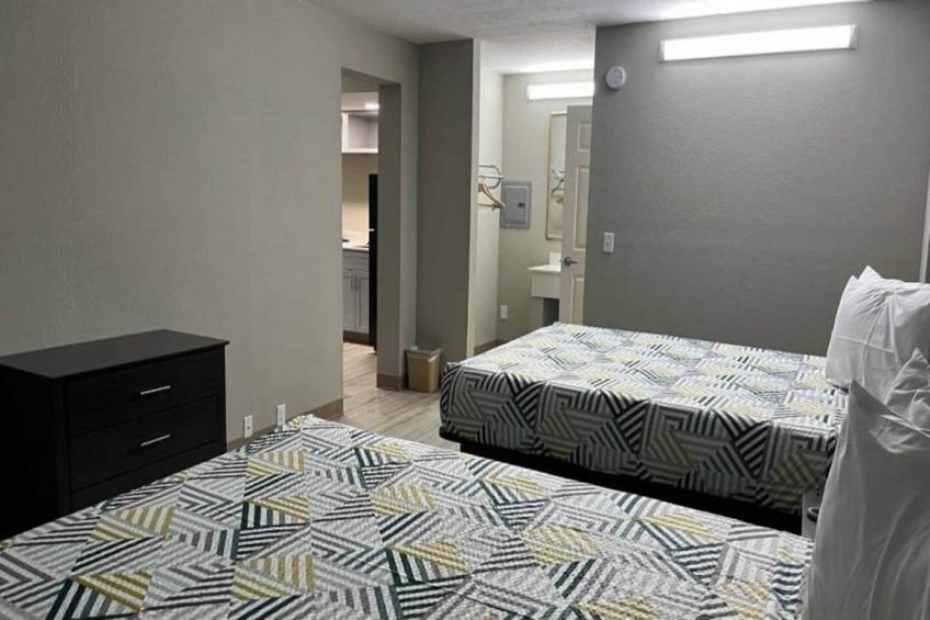 2 Queen Beds  Suite Non-Smoking Micfridge - foto 12
