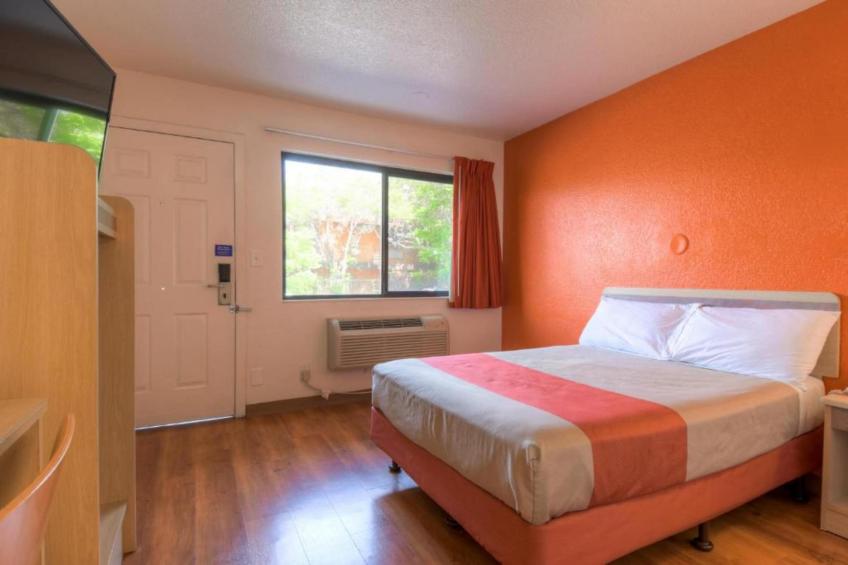 1 Queen Bed