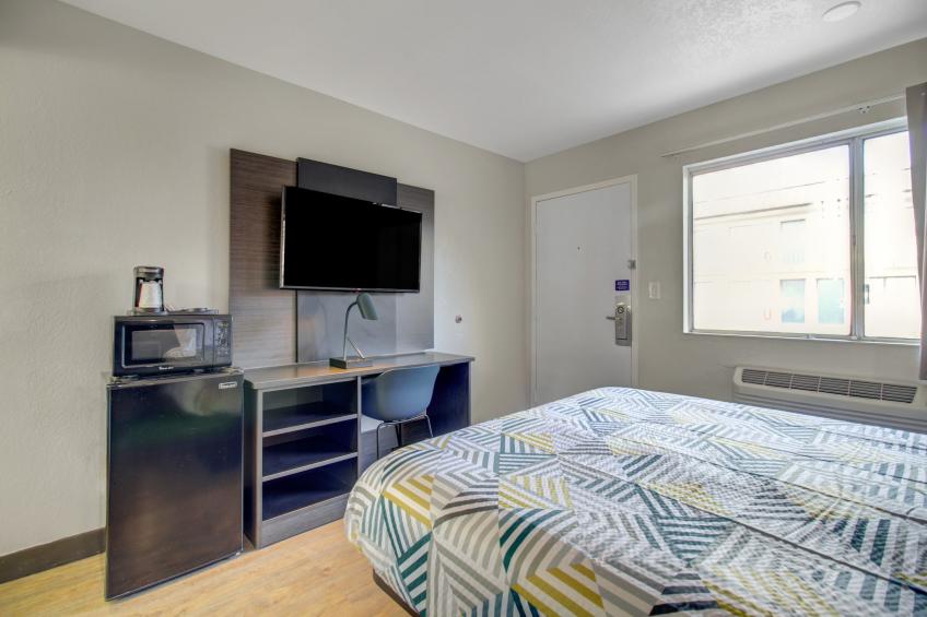 1 Queen Bed  Mob Acc RI Shwr Nsmk Micfridg - foto 11