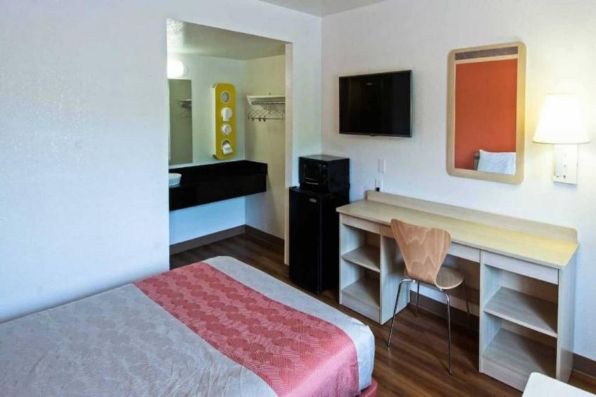 1 Queen Bed  ADA/RI Shower - foto 18
