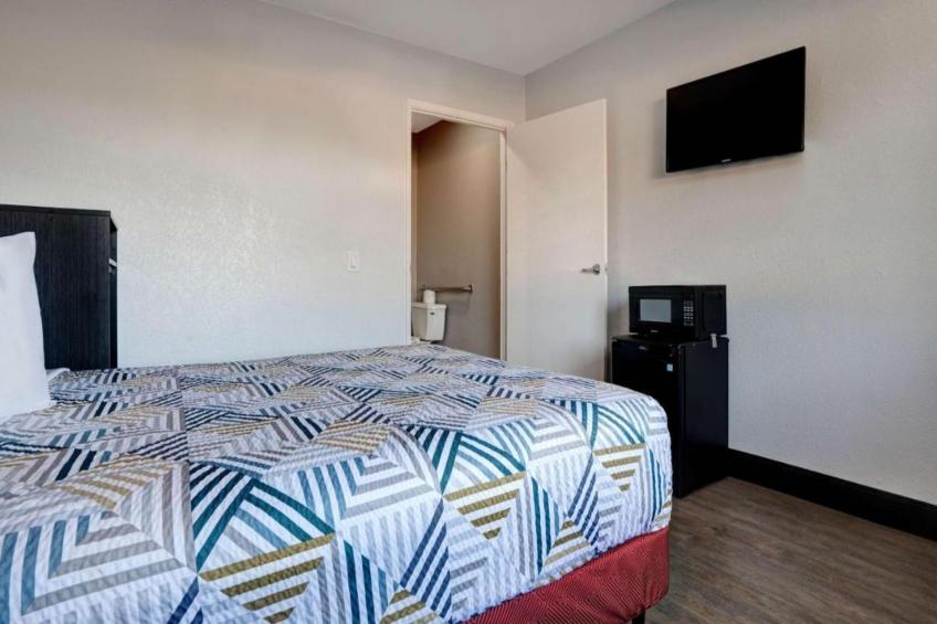 1 Queen Bed  Micfridge - foto 4