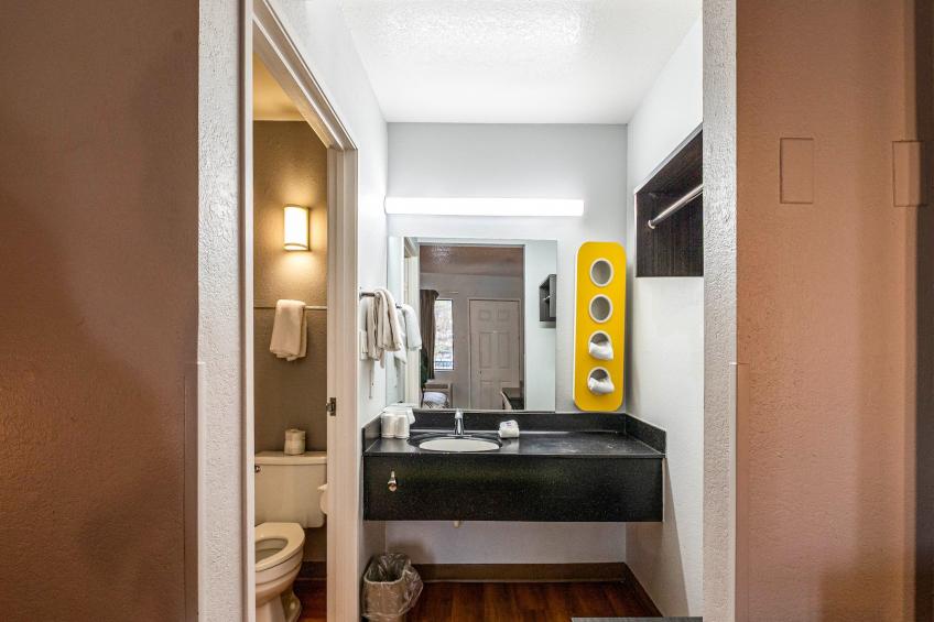 1 Queen Bed  ADA/Tub/Micfridge - foto 16
