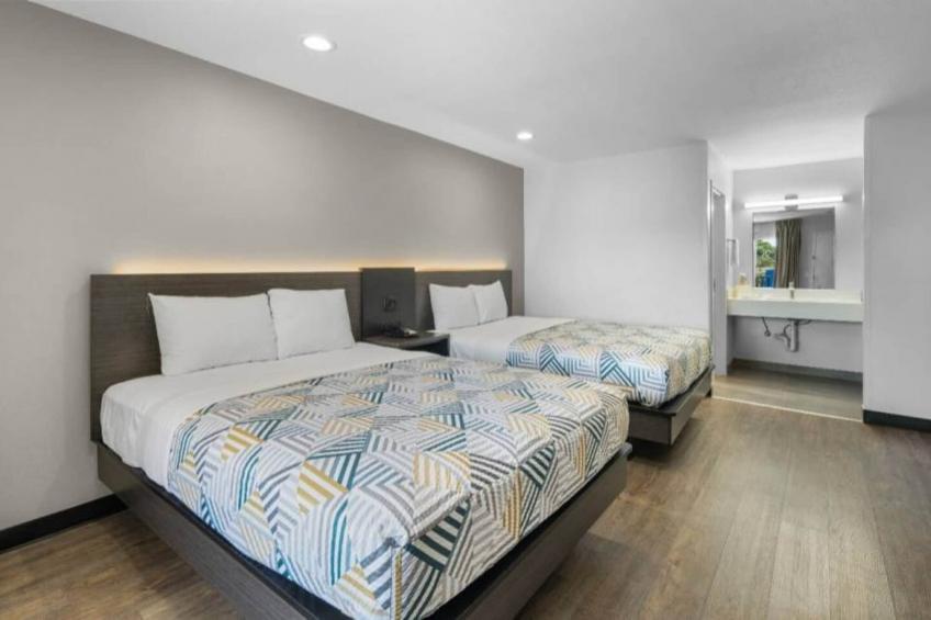 2 Queen Beds  Non-Smoking Micfridge - foto 32