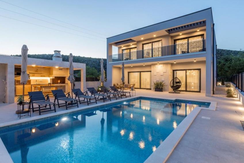 Villa Diana, modern gestaltet, in Dograde