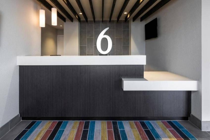 1 Queen Bed  ADA/RI Shower/Mini Fridge - foto 5