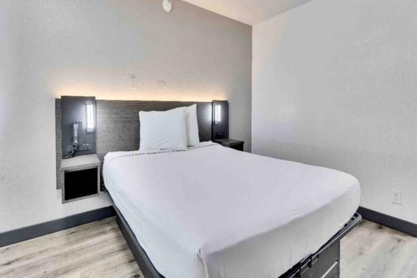 1 Queen Bed  Mini Fridge - foto 5