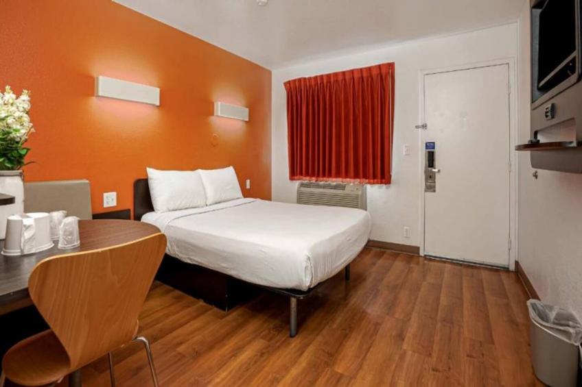 1 Queen Bed  ADA/RI Shower - foto 14