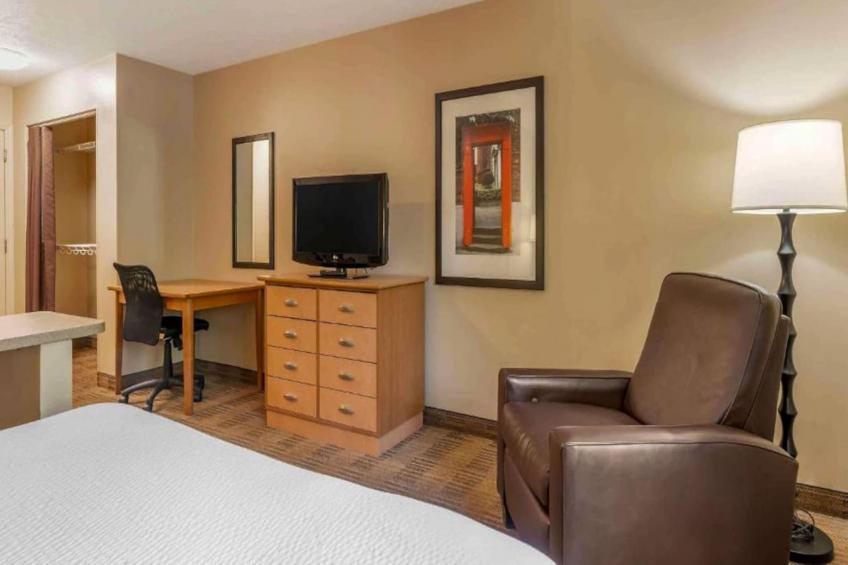 1 Queen Bed | Non-Smoking, Micfridge, Sofa-Bed - foto 20