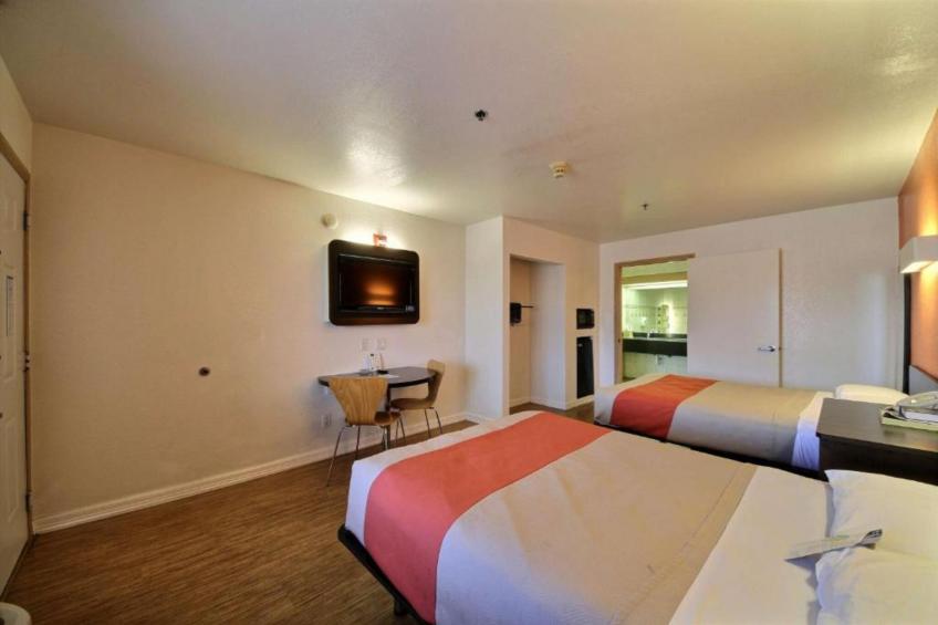 2 Queen Beds  Non-Smoking Kitchen - foto 18