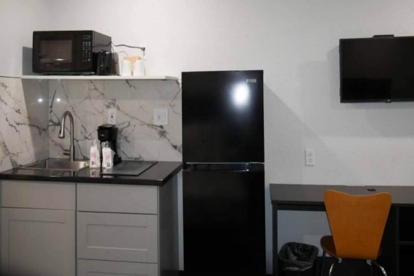 1 Queen Bed  Non-Smoking Kitchen - foto 3