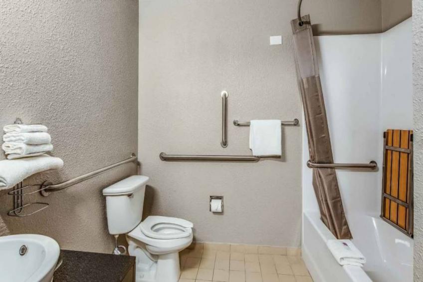 1 King Bed  Mob Access Tub Nsmk Minifridg - foto 20