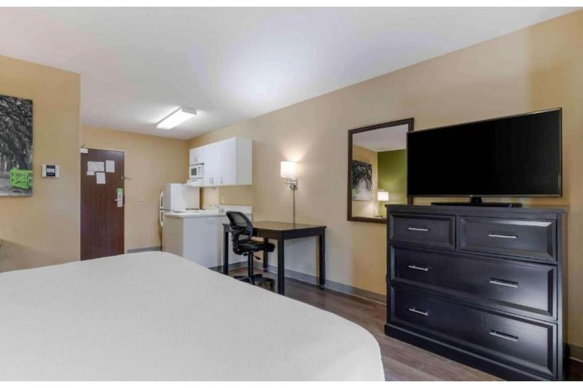 1 Queen Bed  ADA\/RI Shower\/Non-Smoking\/Kitchen - foto 22